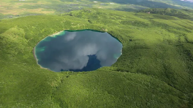 Hố tròn hoàn mỹ giữa Alaska khiến giới khoa học đau đầu: Nó đến từ đâu?- Ảnh 2.