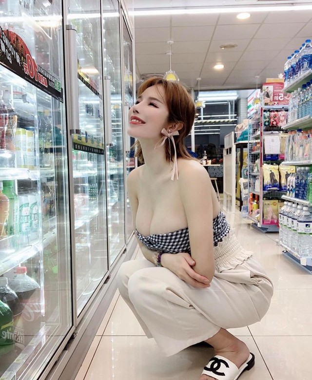 Chứng minh "đồ thật", nữ YouTuber dùng bút thử độ đàn hồi, tuyên bố gây sốc- Ảnh 3.