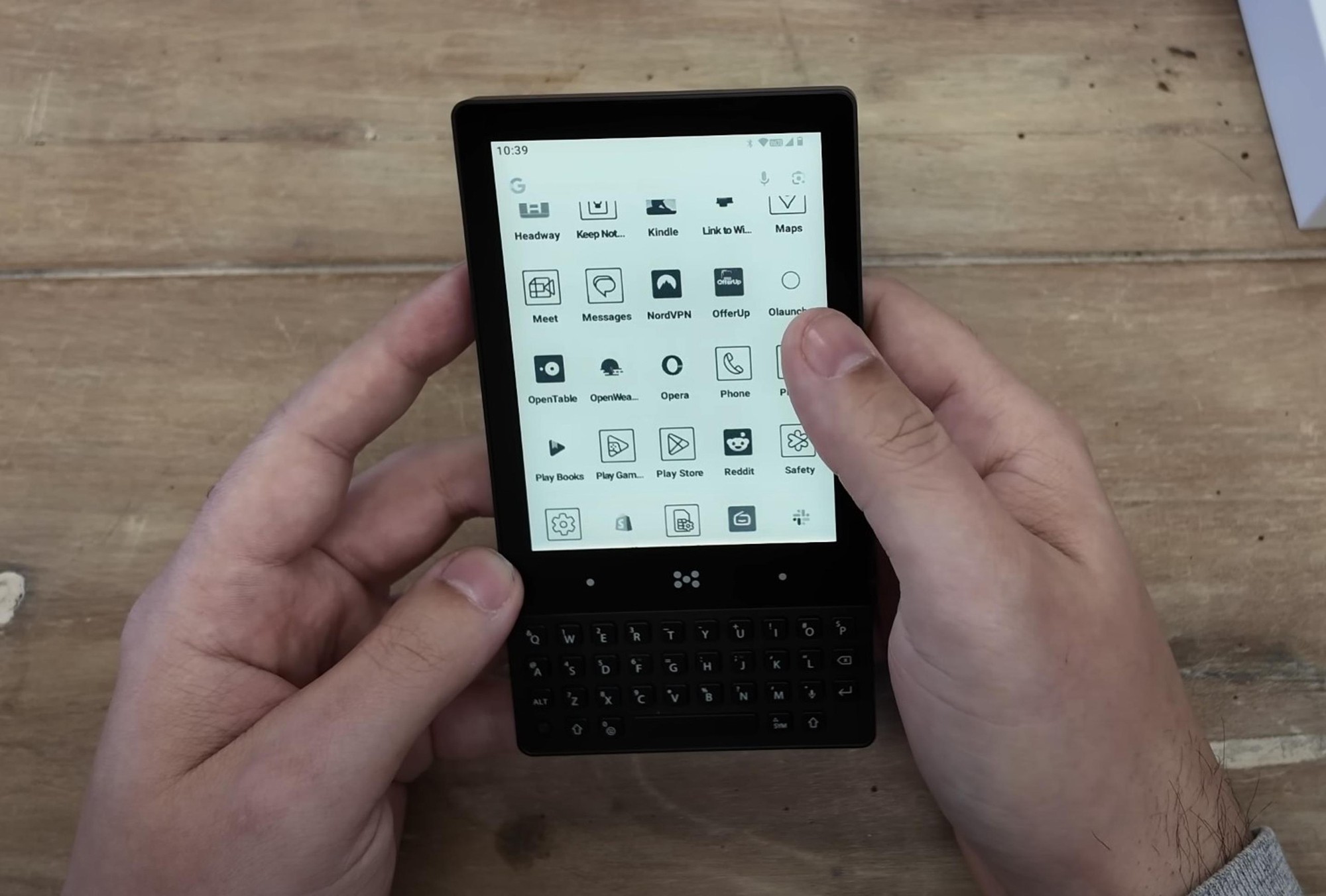 Nhìn thì cứ tưởng là hậu duệ của BlackBerry nhưng hóa ra đây lại là chiếc điện thoại E Ink vô cùng tiện dụng- Ảnh 4.