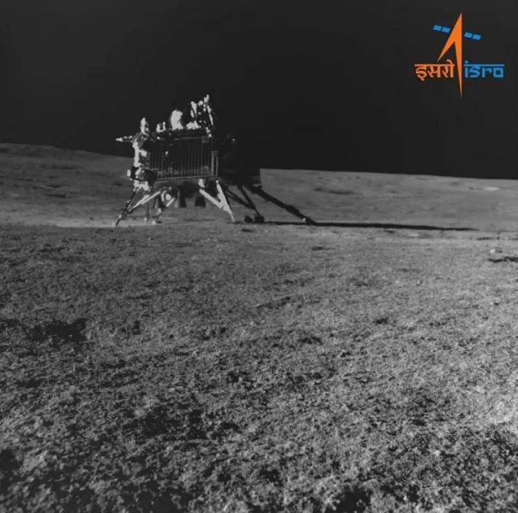 Chandrayaan-3 của Ấn Độ xác nhận: Băng nước trên Mặt Trăng không chỉ giới hạn ở cực Nam như suy nghĩ ban đầu của giới khoa học- Ảnh 1.