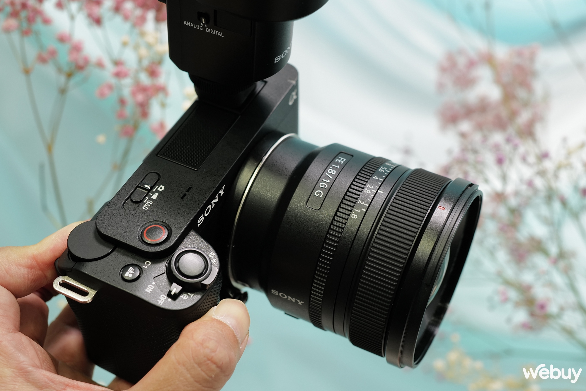 Trên tay ống kính Sony 16mm f/1.8 G: Bất ngờ với kích thước nhỏ và trọng lượng nhẹ- Ảnh 4.