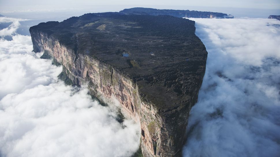 Núi Roraima: 'Thế giới đã mất' bị cô lập hàng triệu năm mà người bản địa gọi là 'nhà của các vị thần'- Ảnh 1.