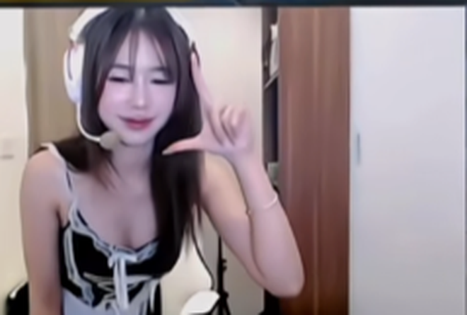 Xuất hiện với trang phục gợi cảm trên sóng, nữ streamer có hành động không ngờ ngay trước camera- Ảnh 4.