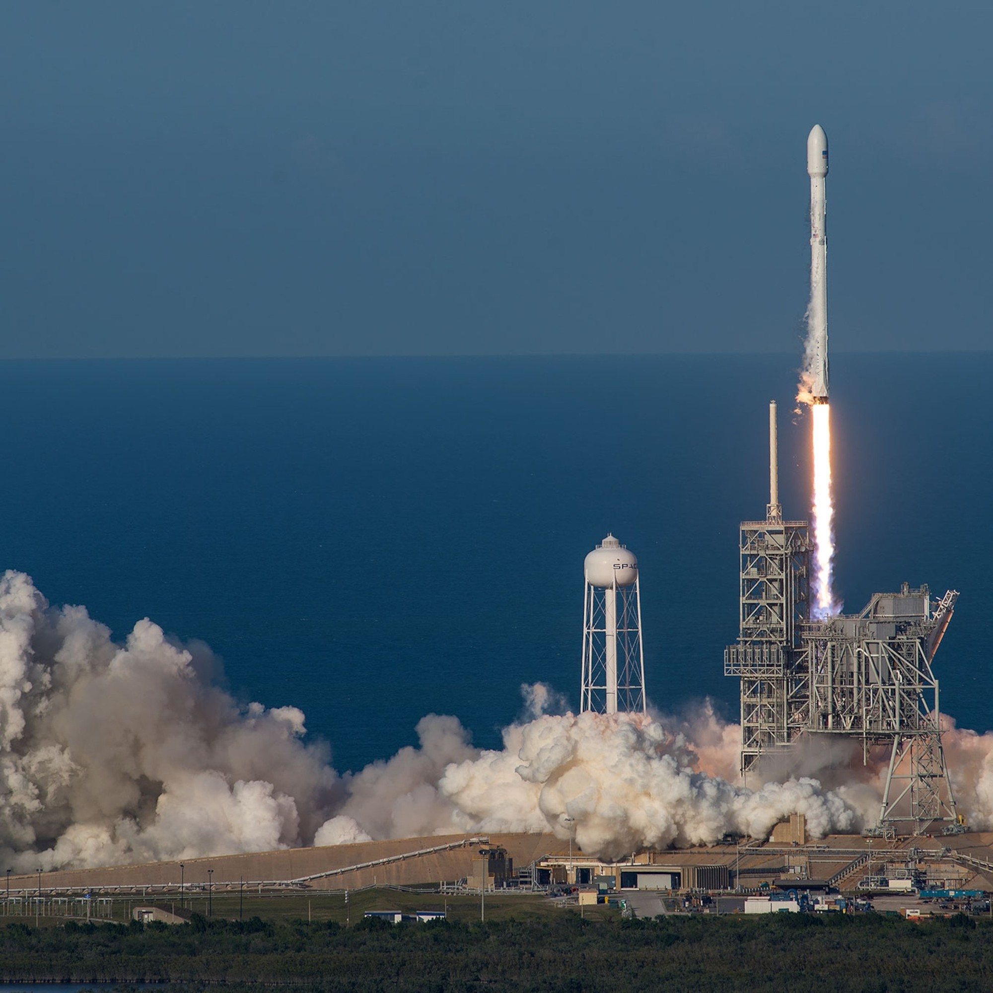 Cột mốc lịch sử của SpaceX: Lần đầu tiên tái sử dụng thành công tên lửa Falcon 9- Ảnh 1.