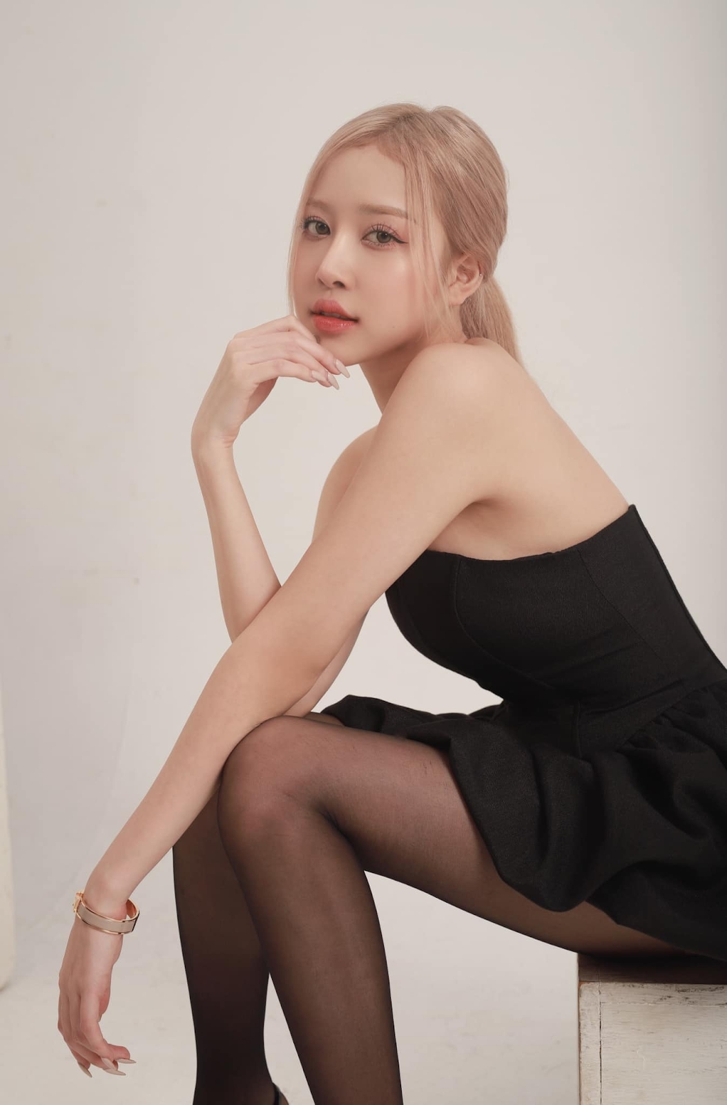 "Rosé bản Việt" gia nhập đường đua bikini, nóng bỏng chẳng kém bạn thân Ciin- Ảnh 1.
