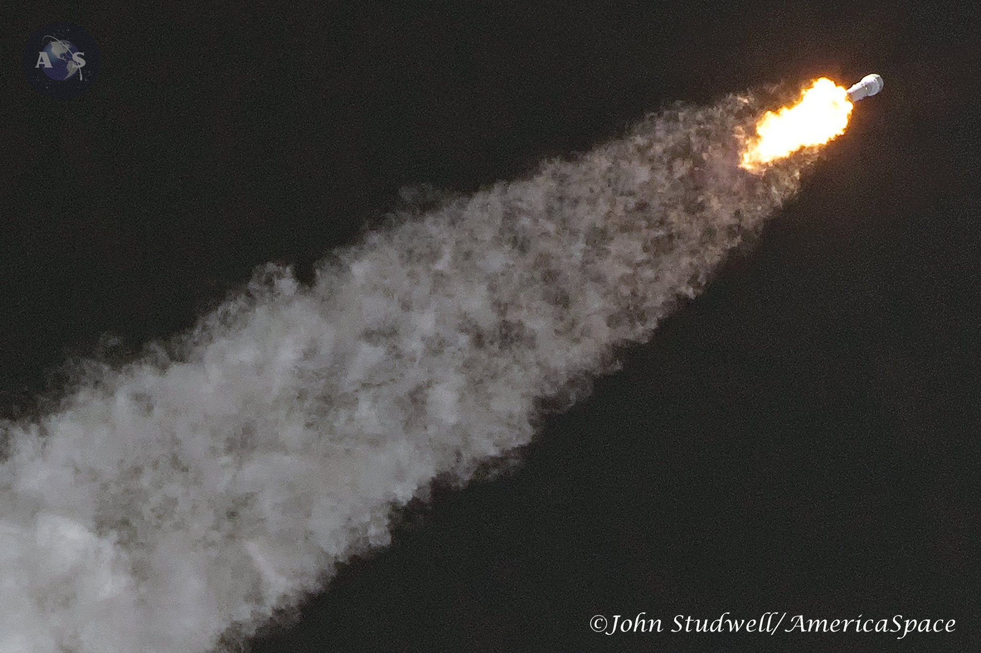 Cột mốc lịch sử của SpaceX: Lần đầu tiên tái sử dụng thành công tên lửa Falcon 9- Ảnh 4.
