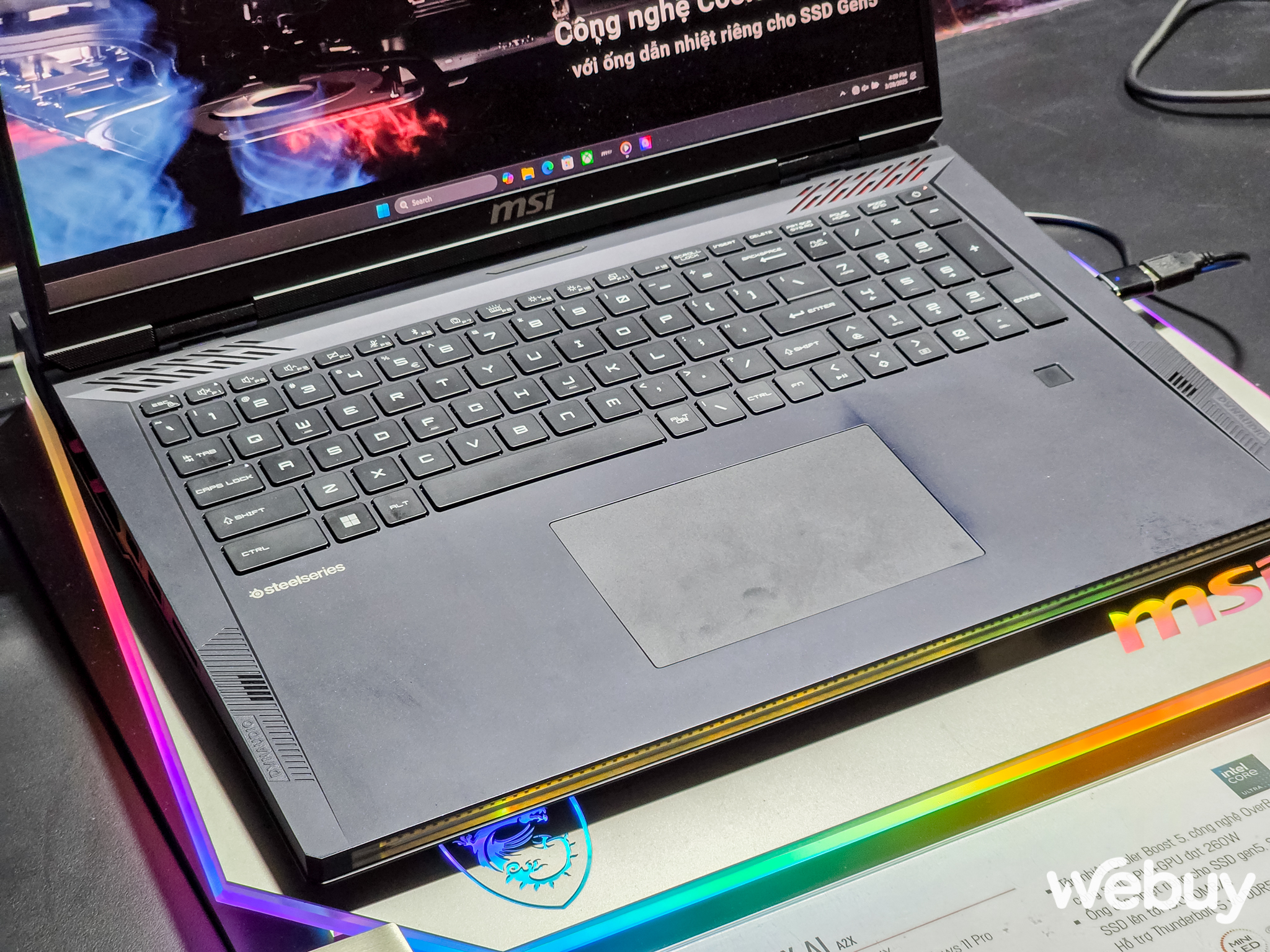 Cận cảnh chiếc laptop của MSI khiến bao “dân chơi” khóc thét khi nghe giá- Ảnh 30.