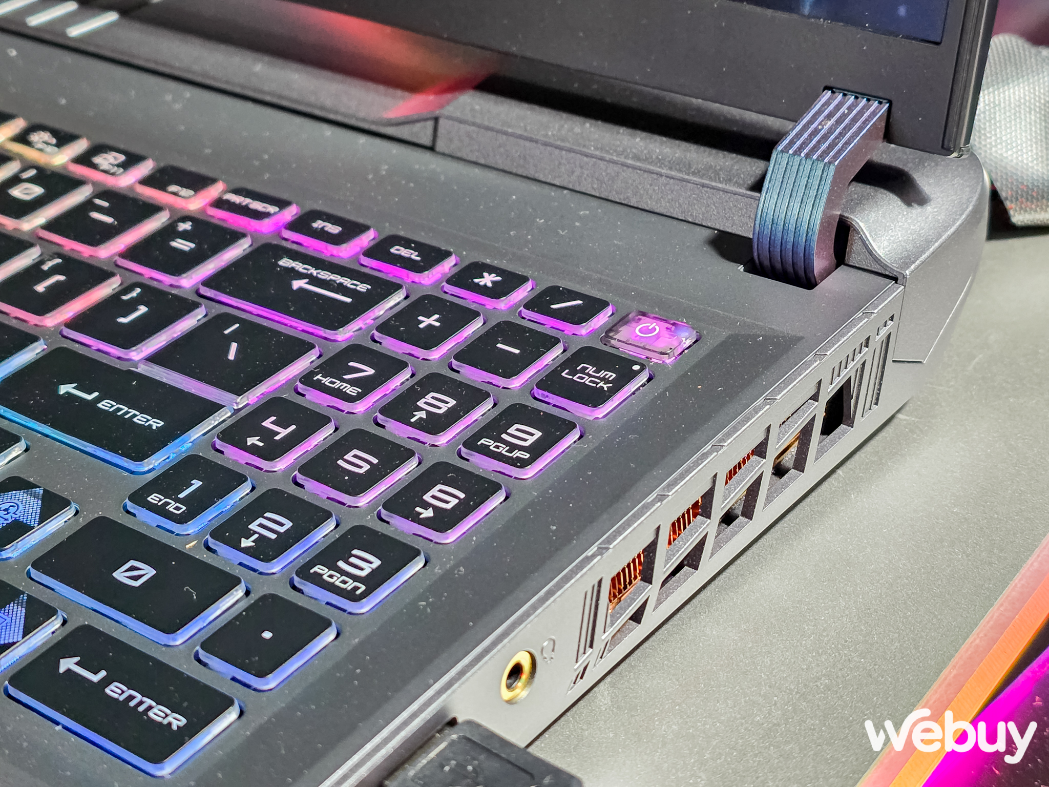 Cận cảnh chiếc laptop của MSI khiến bao “dân chơi” khóc thét khi nghe giá- Ảnh 37.