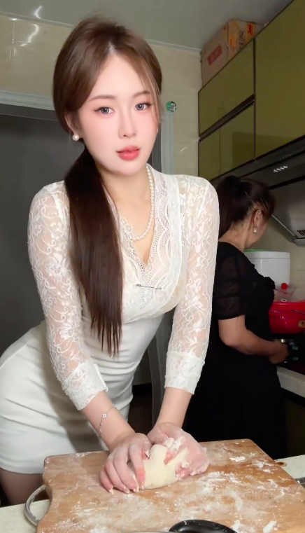 Đang nhảy sexy hút hồn fan thì bị mẹ "gank", cô gái "quay xe" phút chốc- Ảnh 2.