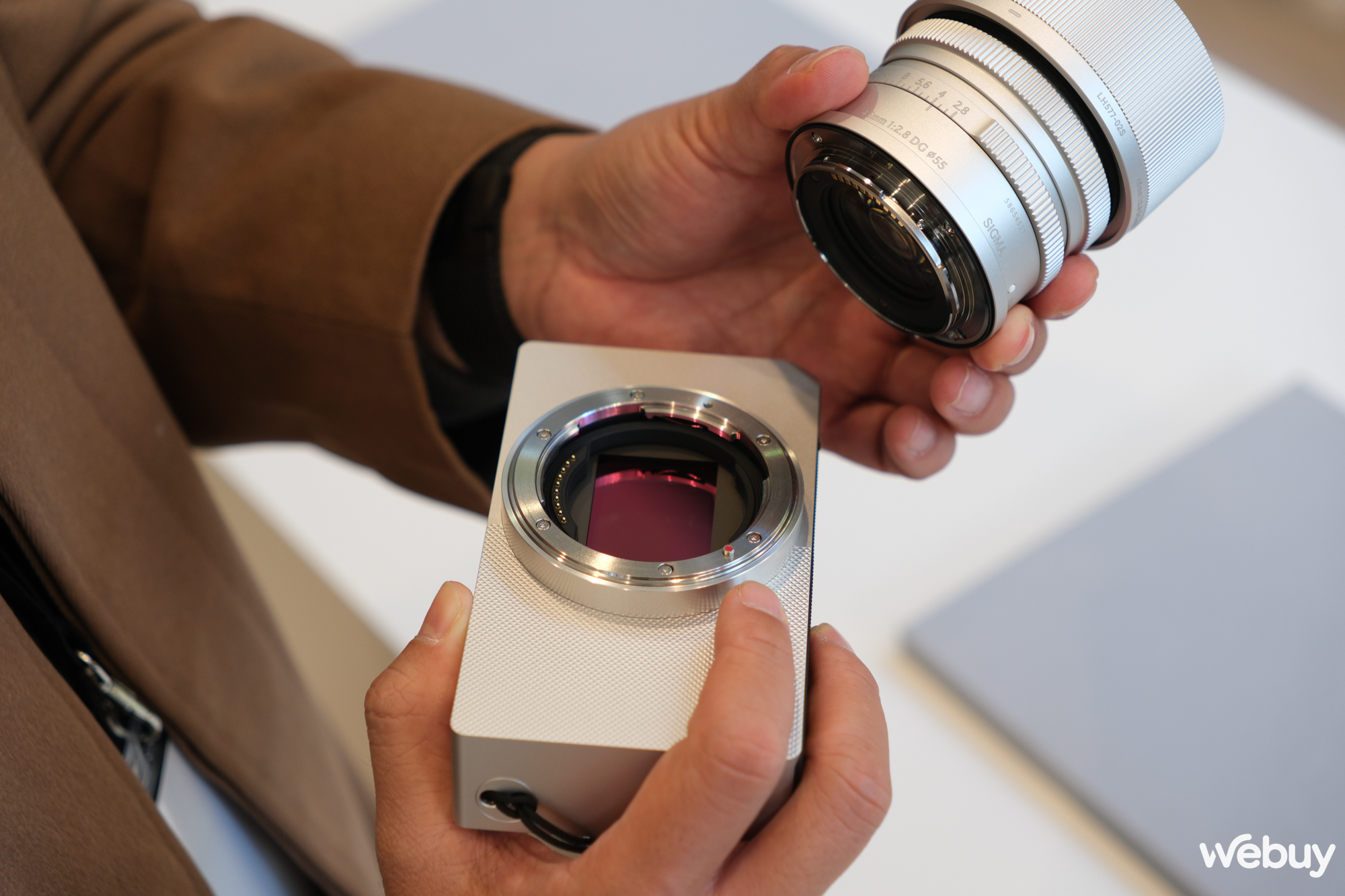 Sigma BF có một lợi thế giúp việc trải nghiệm ống kính hệ Leica dễ dàng hơn- Ảnh 17.