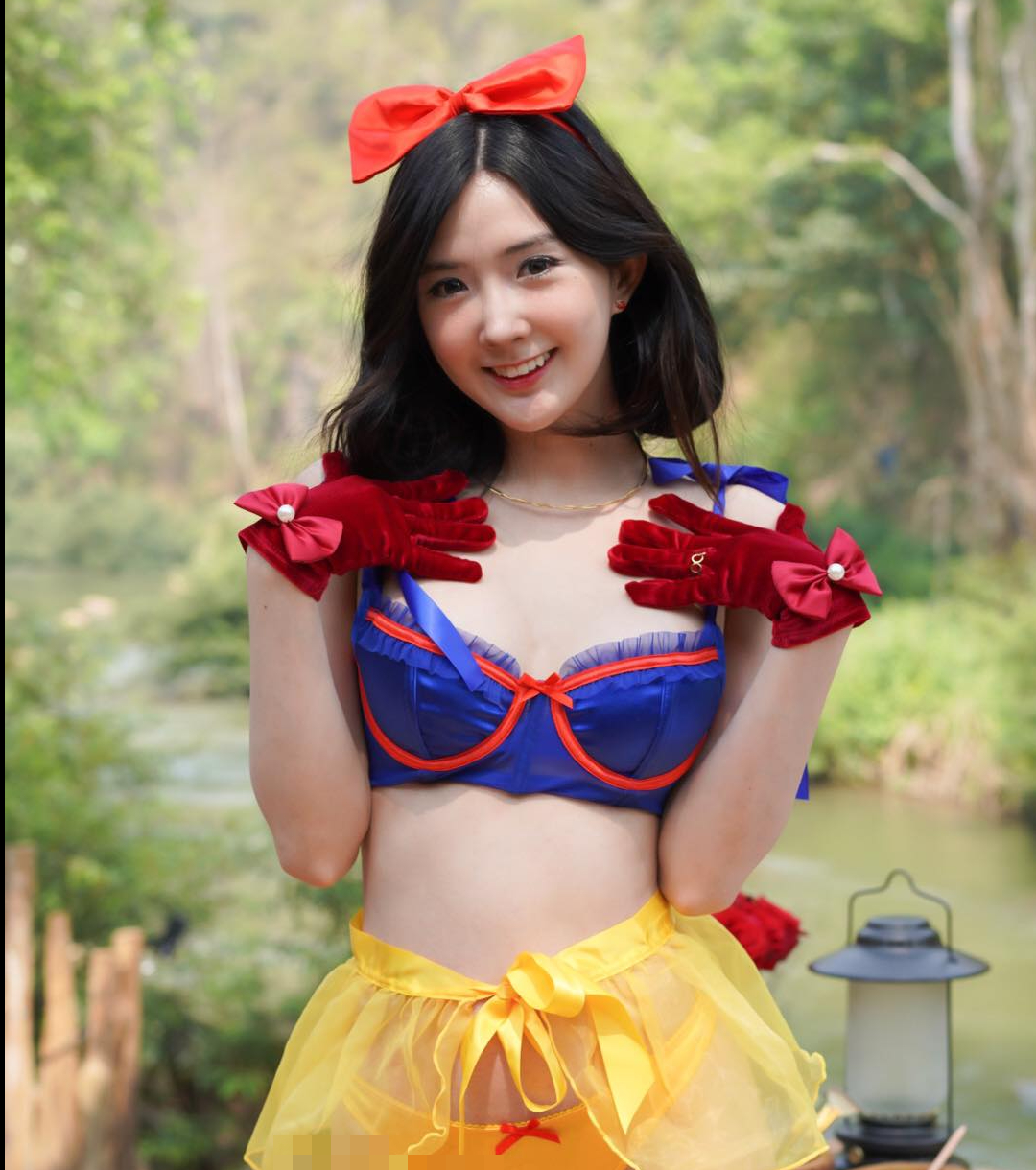 Màn cosplay Bạch Tuyết gợi cảm, khiến gần 80.000 tài khoản si mê- Ảnh 6.