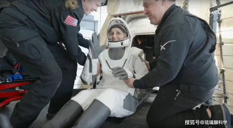 Phi hành gia Sunita Williams bị mắc kẹt ngoài không gian chỉ được trả chưa tới 30 triệu VNĐ cho 287 ngày 'làm thêm ngoài không gian'- Ảnh 1.