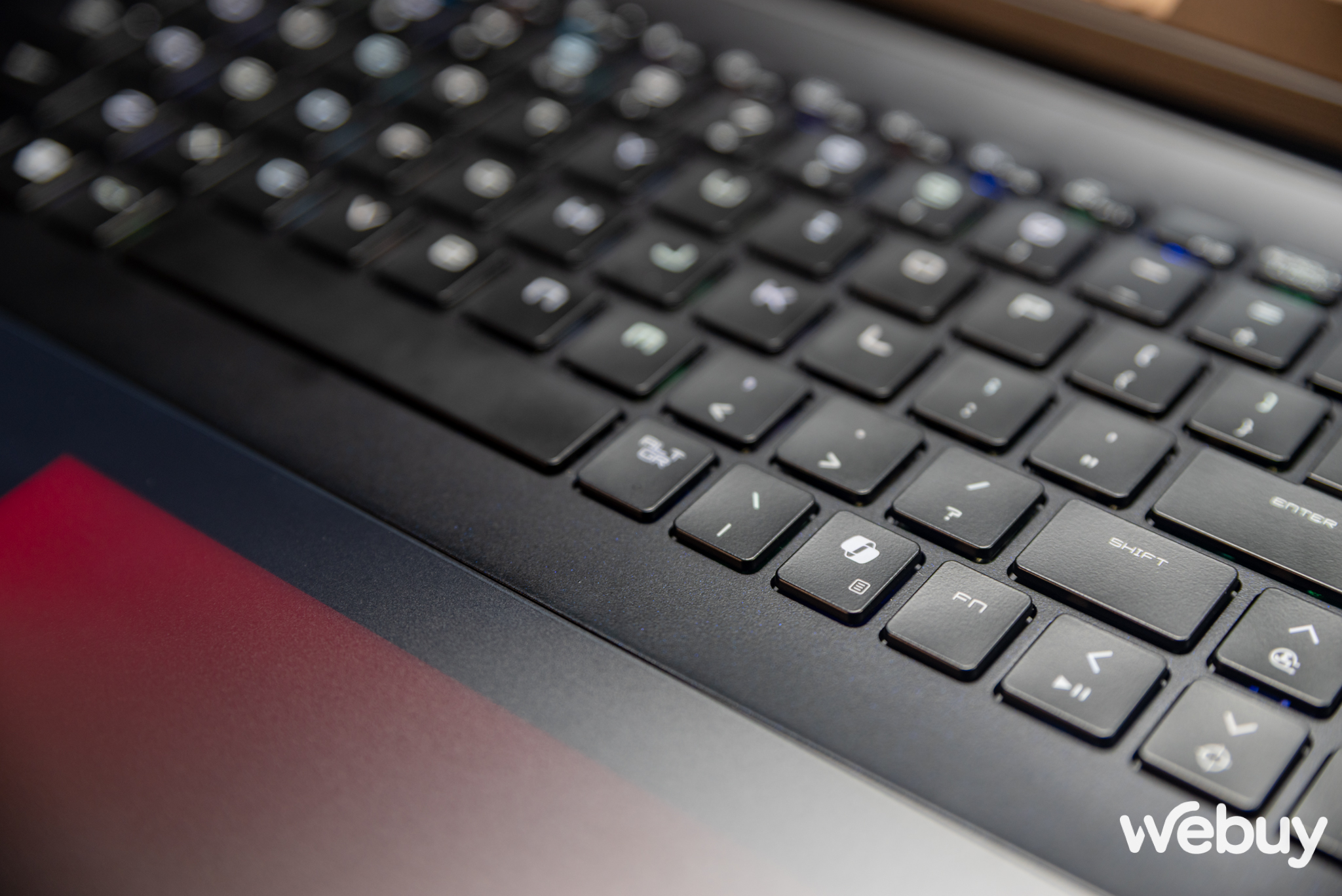 Cận cảnh chiếc laptop của MSI khiến bao “dân chơi” khóc thét khi nghe giá- Ảnh 23.