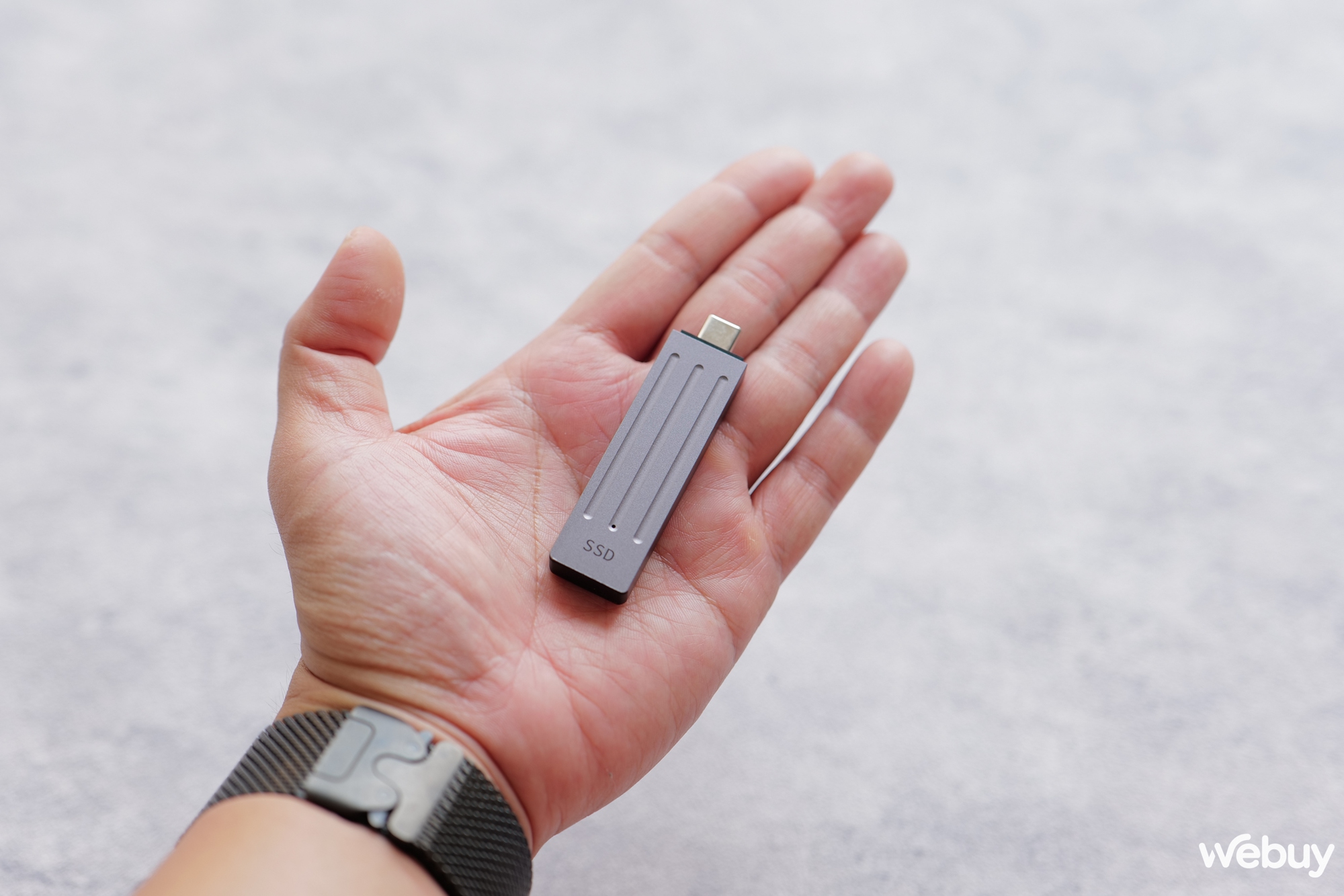 Chiếc SSD này có hình dáng như USB cổ điển nhưng dung lượng lên đến 2TB- Ảnh 5.