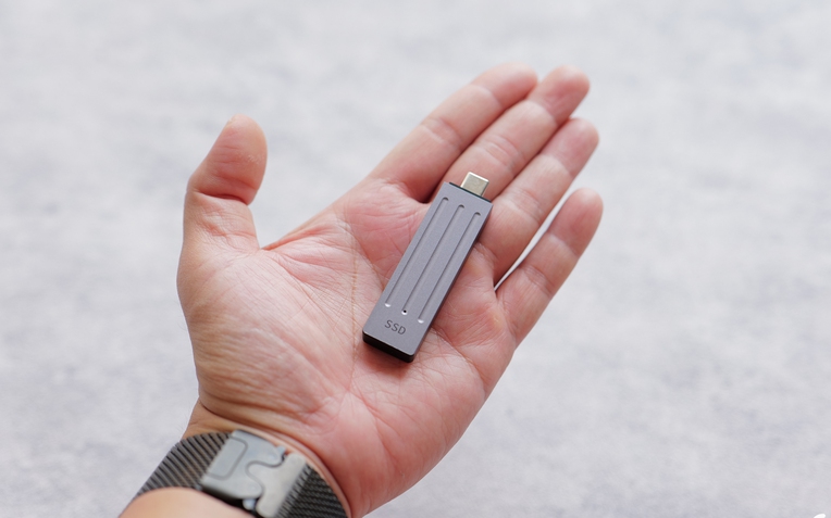 Chiếc SSD này có hình dáng như USB cổ điển nhưng dung lượng lên đến 2TB- Ảnh 1.