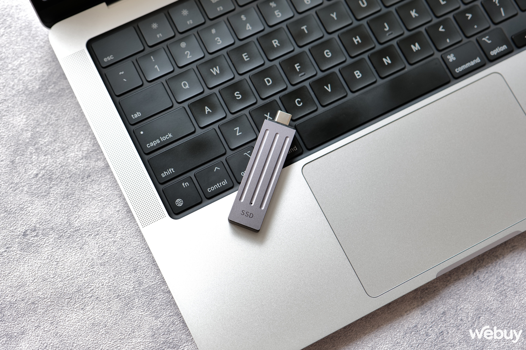 Chiếc SSD này có hình dáng như USB cổ điển nhưng dung lượng lên đến 2TB- Ảnh 2.