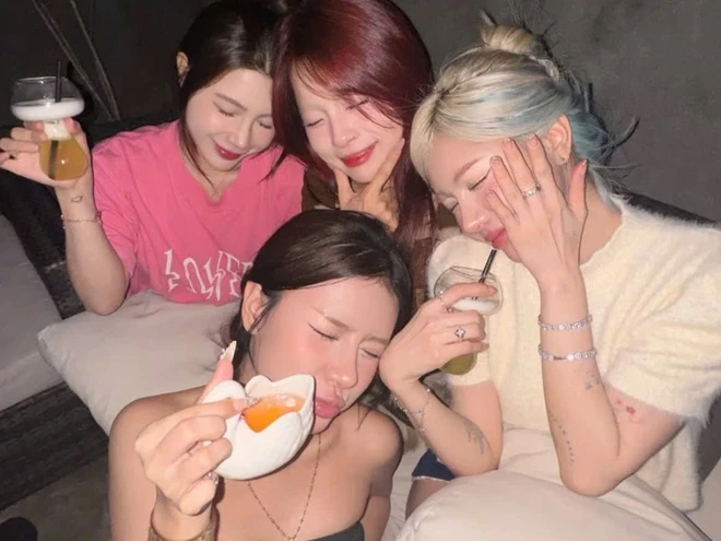 Lộ diện hội chị em "F4" của Ngọc Kem, toàn hot girl nóng bỏng không đối thủ!- Ảnh 1.