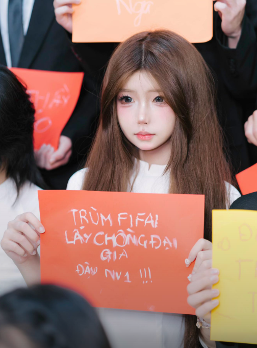 Cận cảnh nhan sắc gây xôn xao của hot girl tự nhận mình là "trùm FiFai"- Ảnh 2.