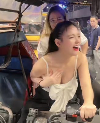 Phá vỡ giới hạn, xuất hiện phiên bản Pikachu cực gợi cảm với trang phục mỏng manh- Ảnh 7.