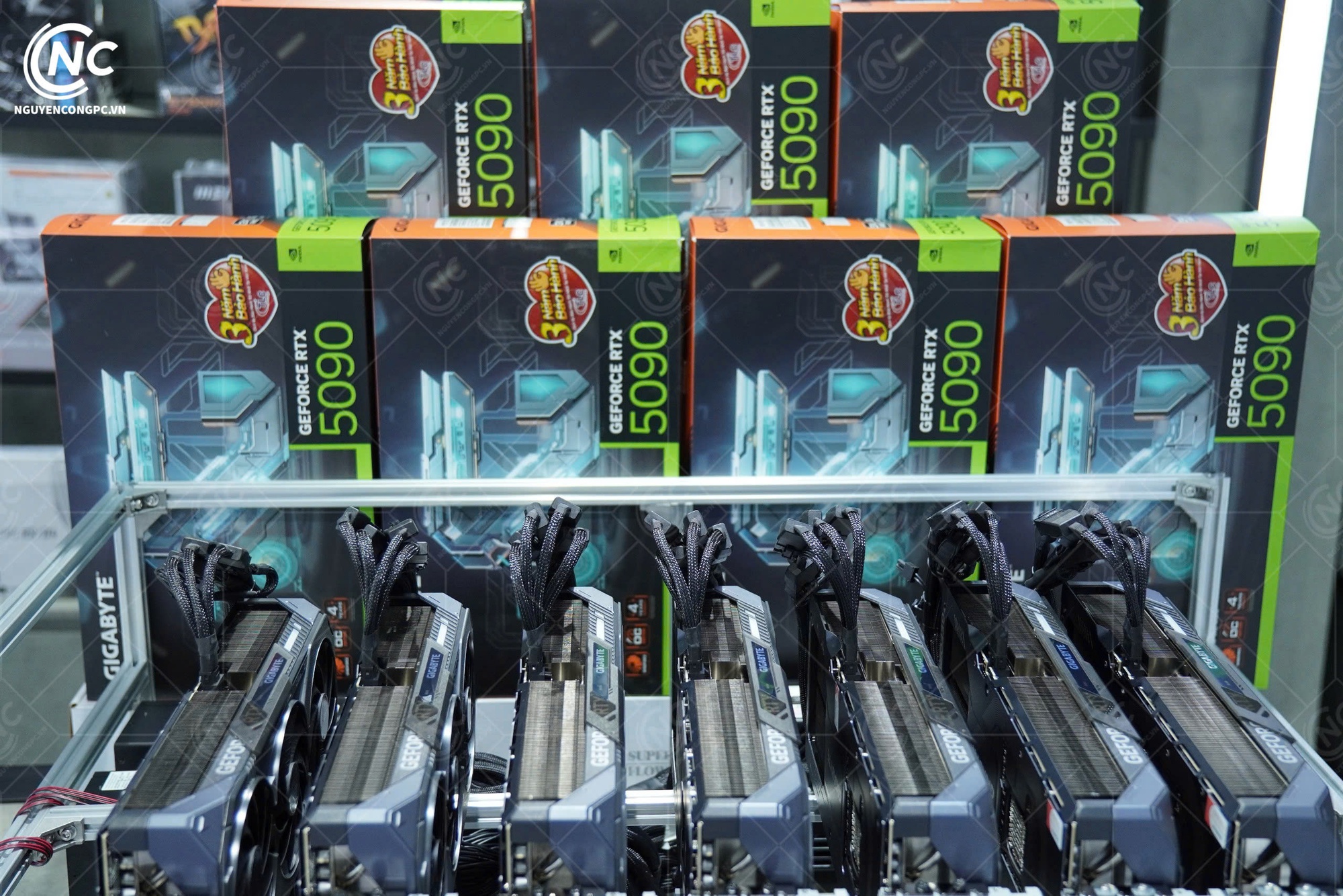 Một người Việt chi gần 1 tỷ đồng build dàn PC với 7 GPU RTX 5090 để xử lý AI- Ảnh 1.