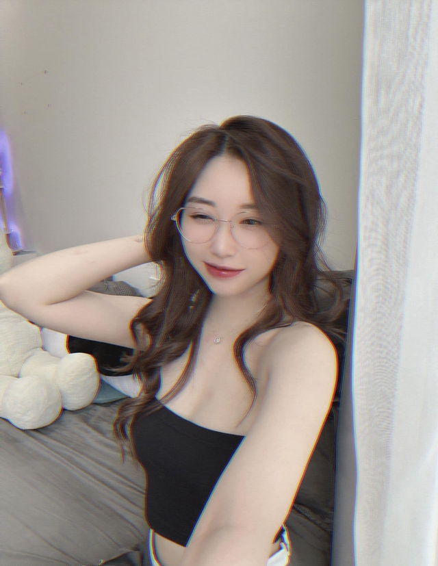 Nữ streamer xinh đẹp "khốn đốn" với "trò đùa" dai dẳng của fan, từng phản ứng gắt nhưng vô ích- Ảnh 8.