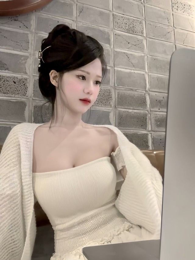 Áp dụng công thức thời trang của "vợ quốc dân" Tiểu Hý, nữ streamer gieo thương nhớ khắp cõi mạng- Ảnh 4.