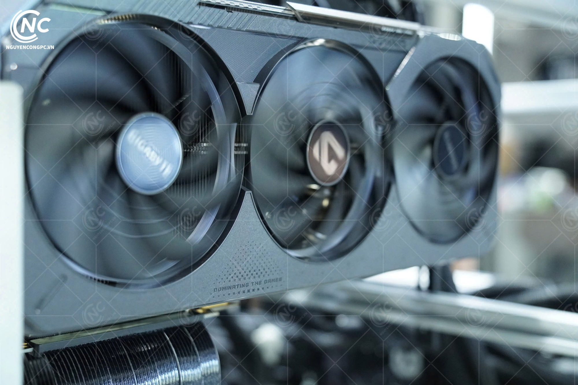 Một người Việt chi gần 1 tỷ đồng build dàn PC với 7 GPU RTX 5090 để xử lý AI- Ảnh 8.