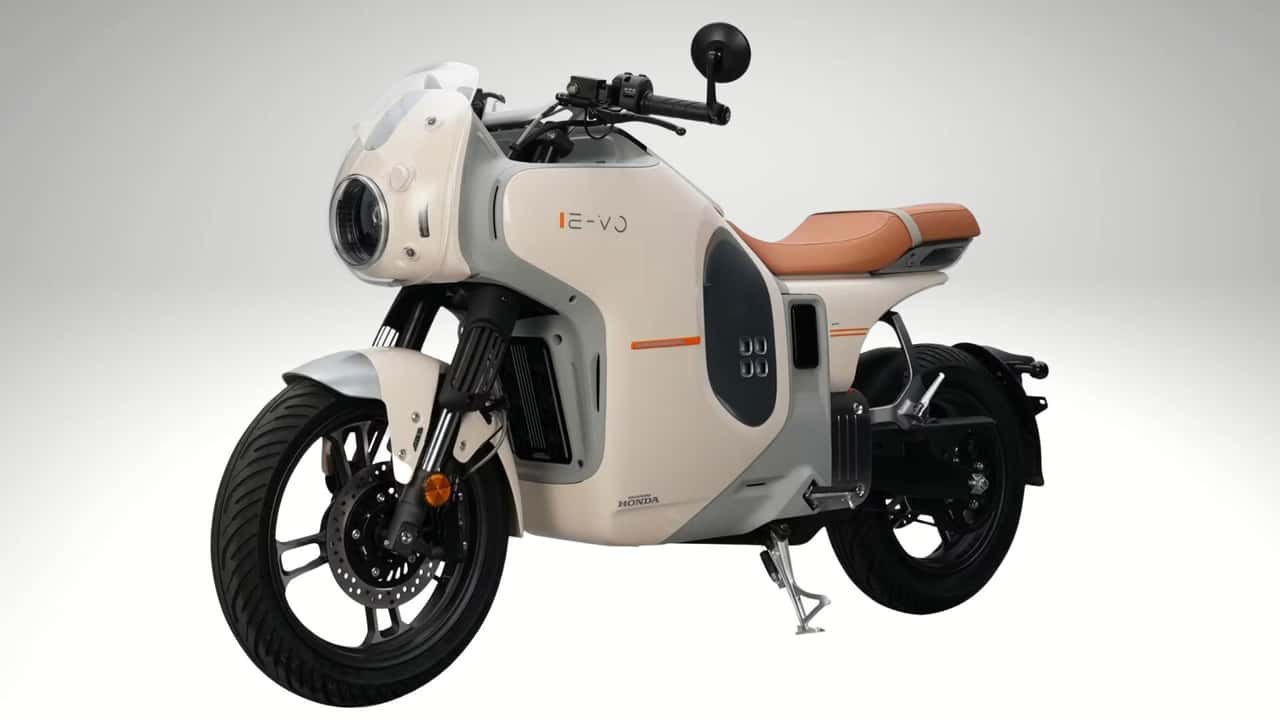 Quyết tâm không để bị tụt lại phía sau, Honda phát triển mẫu xe điện có thể thay pin tại trạm sạc dễ dàng như đi đổ xăng- Ảnh 1.
