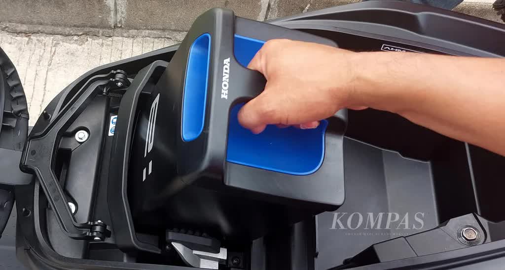 Quyết tâm không để bị tụt lại phía sau, Honda phát triển mẫu xe điện có thể thay pin tại trạm sạc dễ dàng như đi đổ xăng- Ảnh 6.