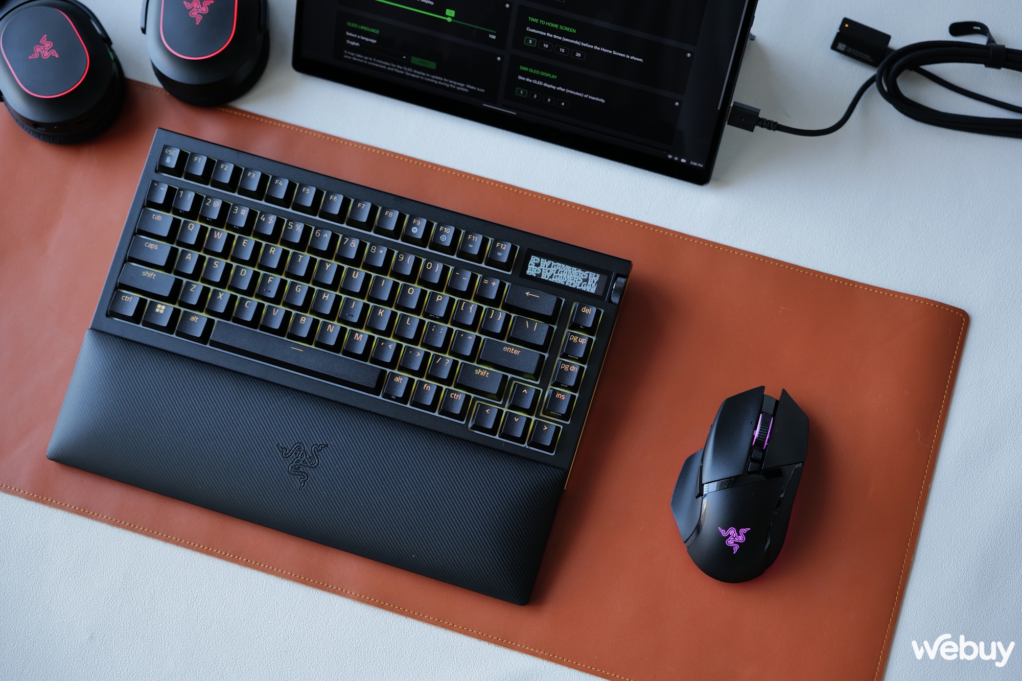 Trên tay bàn phím gaming Blackwidow V4 Pro 75%: Khi Razer 'tất tay' với vỏ nhôm, màn hình OLED và switch 'nhà làm'- Ảnh 9.