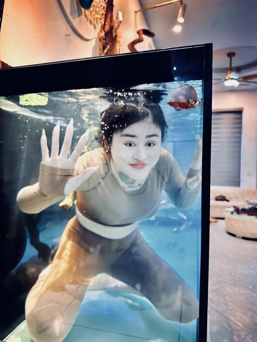 Bắt gặp tình cũ của Thông Soái Ca, nhan sắc thăng hạng, ngày càng tự tin- Ảnh 1.