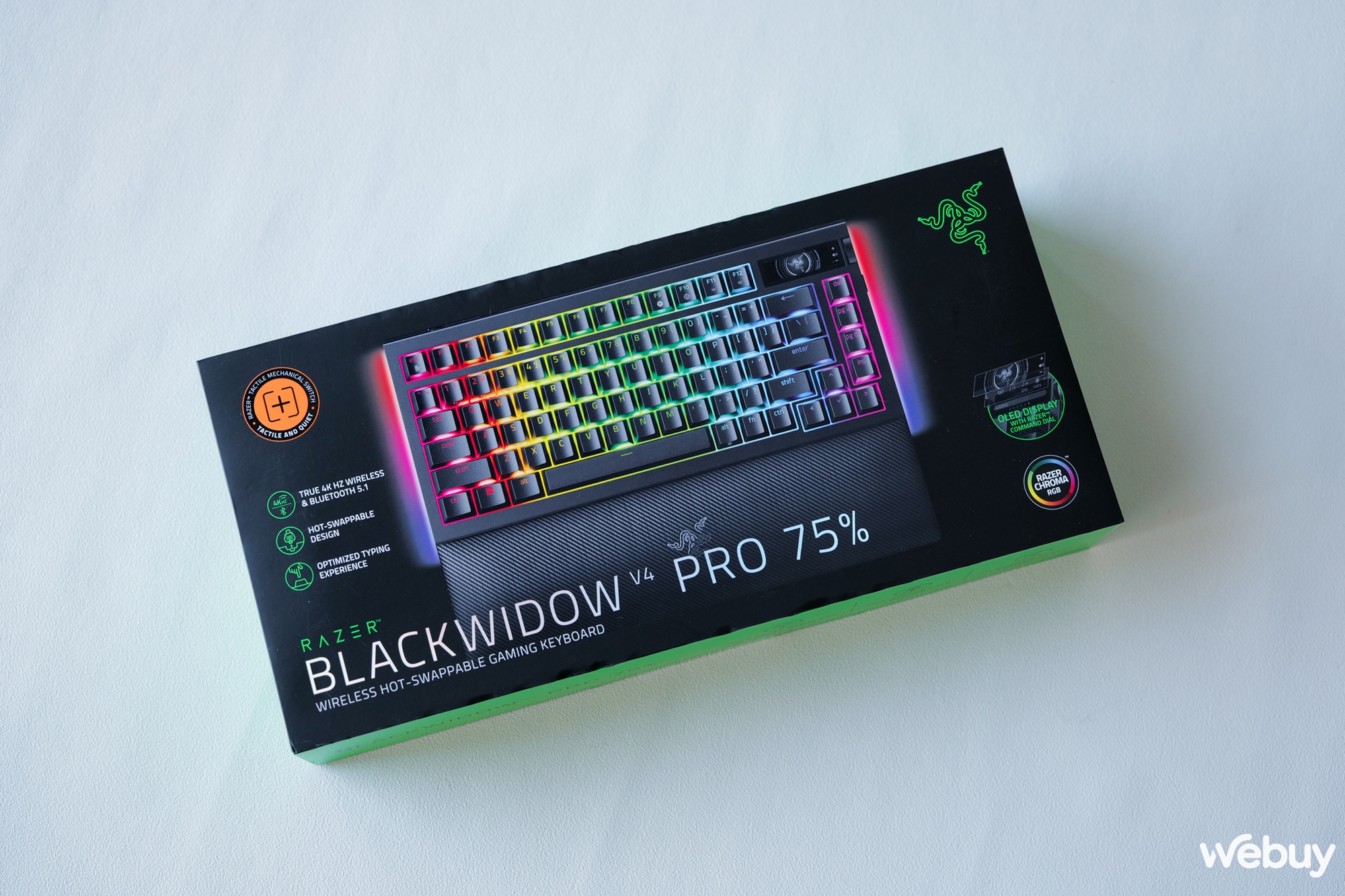 Trên tay bàn phím gaming Blackwidow V4 Pro 75%: Khi Razer 'tất tay' với vỏ nhôm, màn hình OLED và switch 'nhà làm'- Ảnh 2.