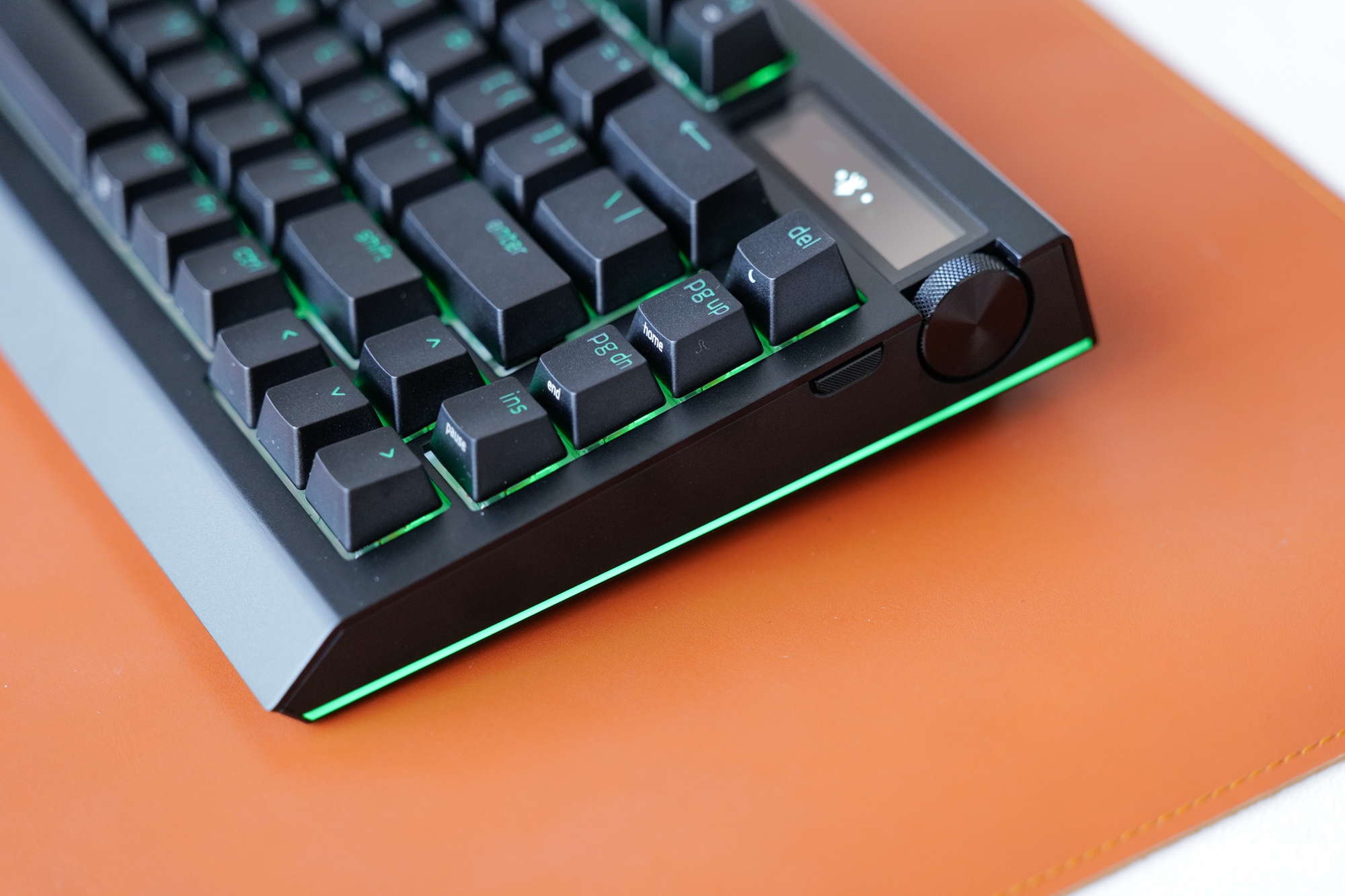Trên tay bàn phím gaming Blackwidow V4 Pro 75%: Khi Razer 'tất tay' với vỏ nhôm, màn hình OLED và switch 'nhà làm'- Ảnh 10.