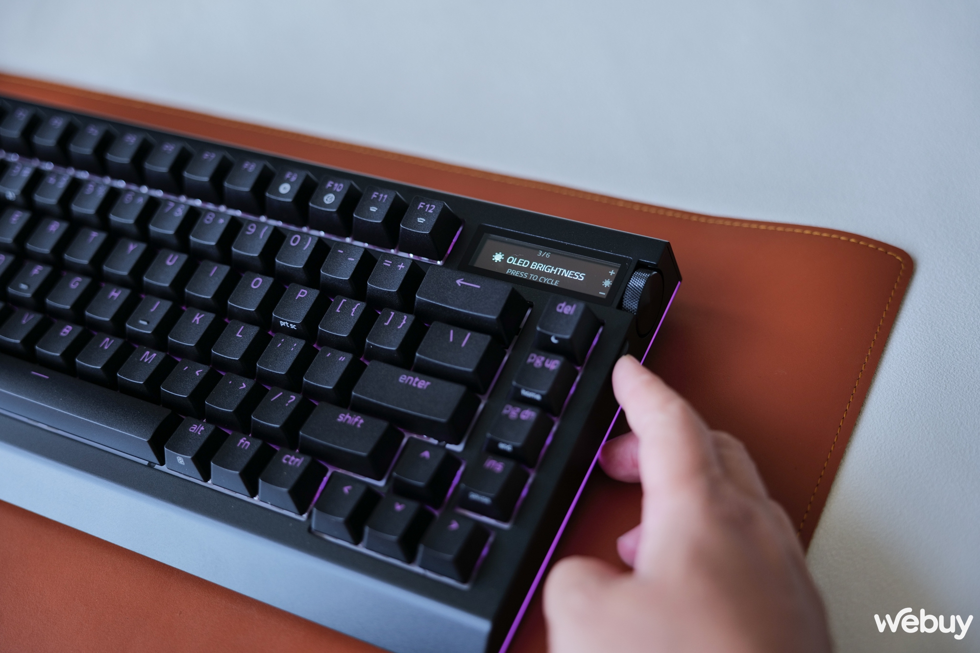 Trên tay bàn phím gaming Blackwidow V4 Pro 75%: Khi Razer 'tất tay' với vỏ nhôm, màn hình OLED và switch 'nhà làm'- Ảnh 16.