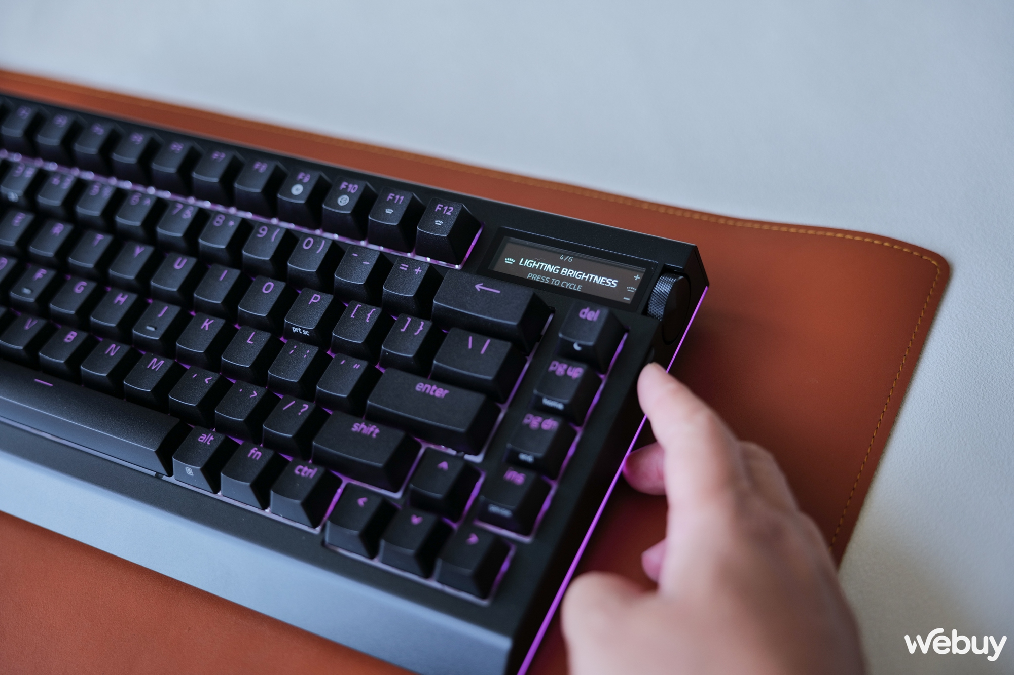 Trên tay bàn phím gaming Blackwidow V4 Pro 75%: Khi Razer 'tất tay' với vỏ nhôm, màn hình OLED và switch 'nhà làm'- Ảnh 18.