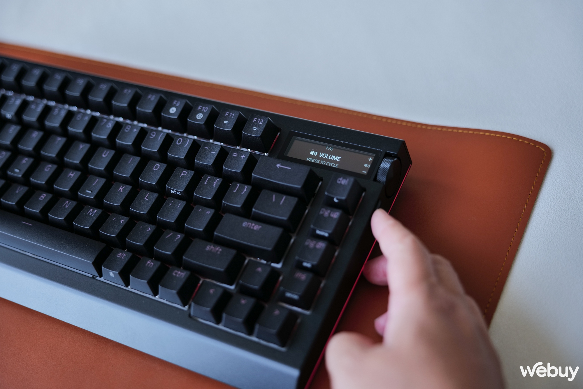 Trên tay bàn phím gaming Blackwidow V4 Pro 75%: Khi Razer 'tất tay' với vỏ nhôm, màn hình OLED và switch 'nhà làm'- Ảnh 17.