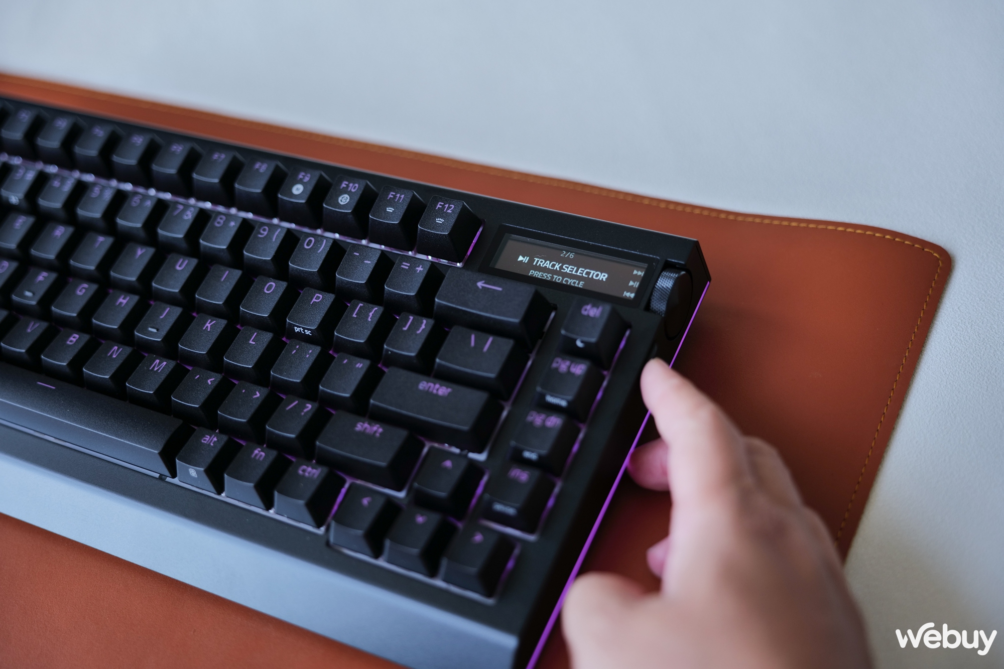 Trên tay bàn phím gaming Blackwidow V4 Pro 75%: Khi Razer 'tất tay' với vỏ nhôm, màn hình OLED và switch 'nhà làm'- Ảnh 13.