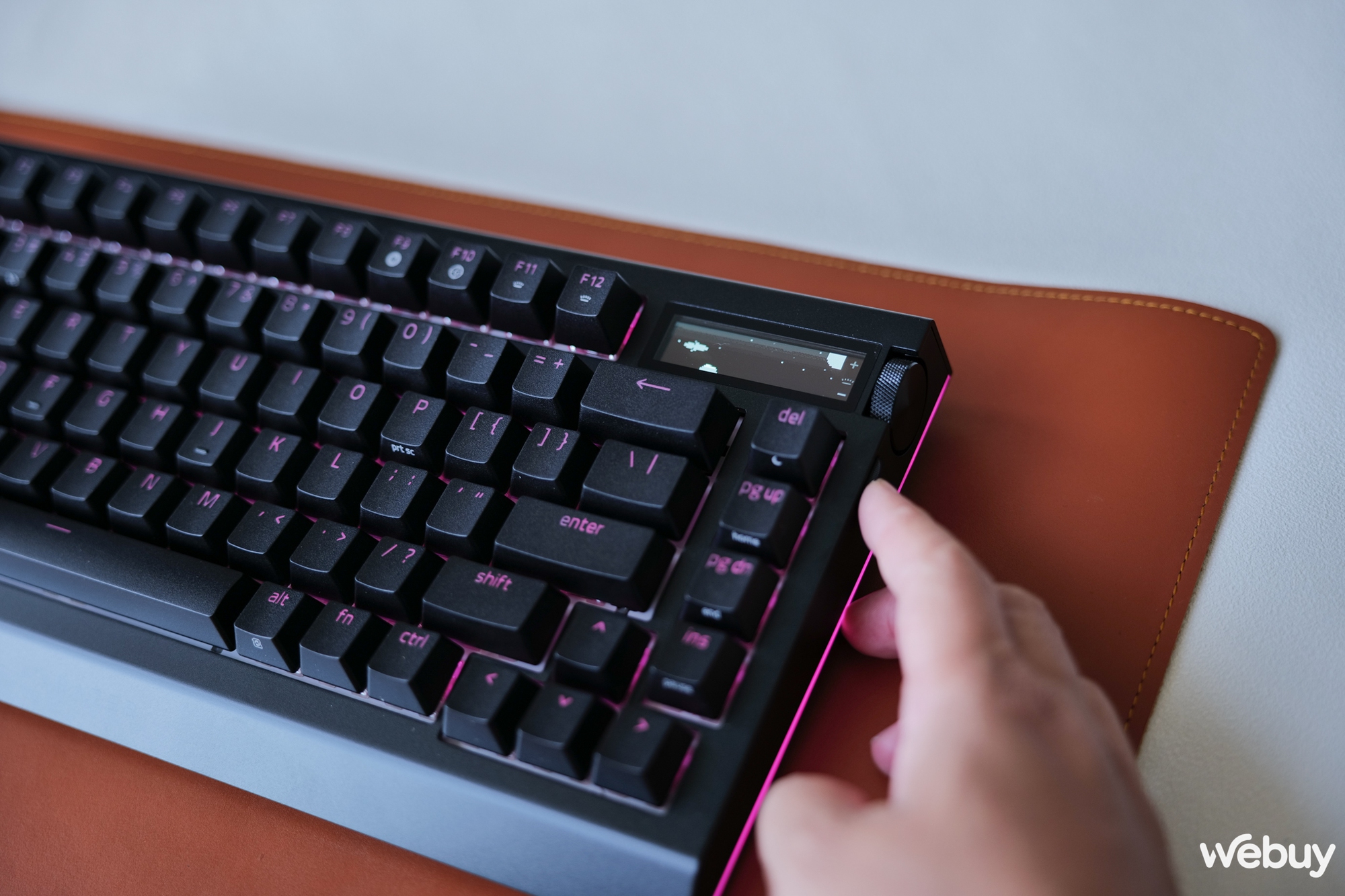Trên tay bàn phím gaming Blackwidow V4 Pro 75%: Khi Razer 'tất tay' với vỏ nhôm, màn hình OLED và switch 'nhà làm'- Ảnh 15.