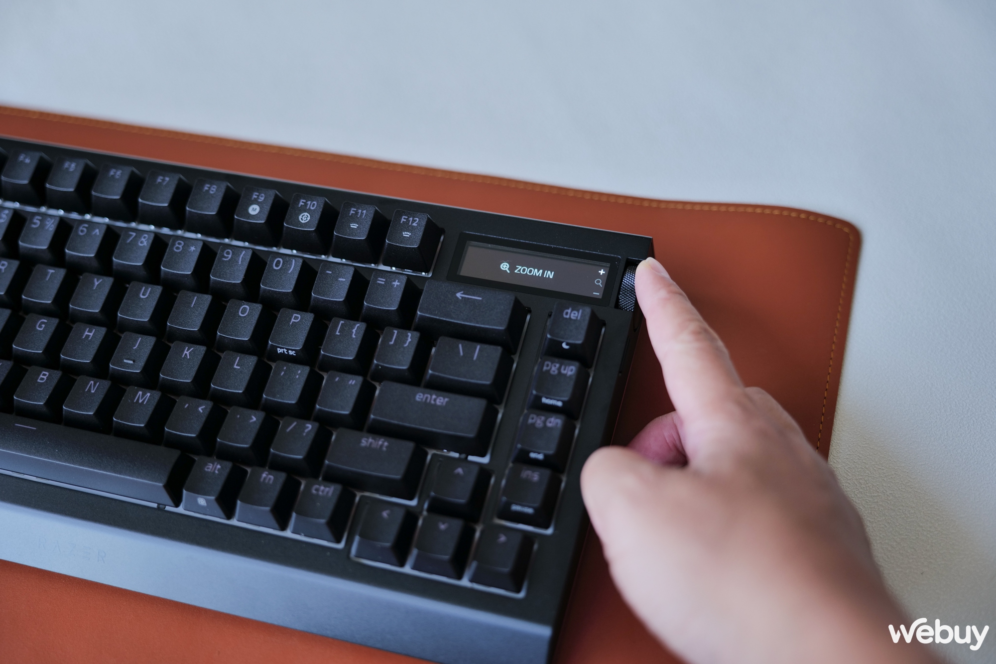 Trên tay bàn phím gaming Blackwidow V4 Pro 75%: Khi Razer 'tất tay' với vỏ nhôm, màn hình OLED và switch 'nhà làm'- Ảnh 14.