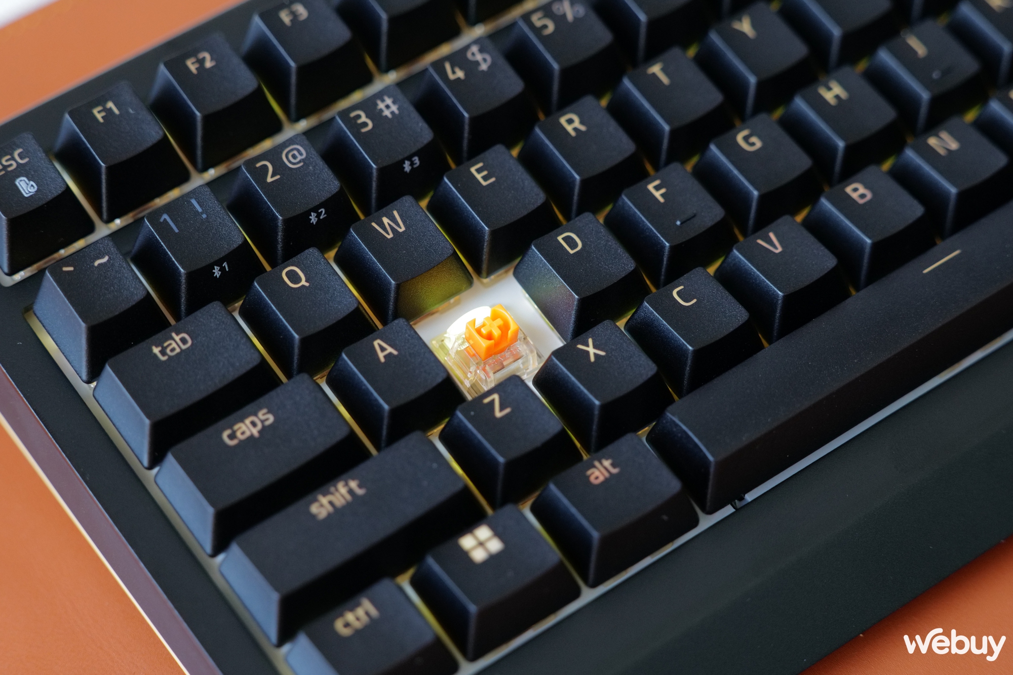 Trên tay bàn phím gaming Blackwidow V4 Pro 75%: Khi Razer 'tất tay' với vỏ nhôm, màn hình OLED và switch 'nhà làm'- Ảnh 24.