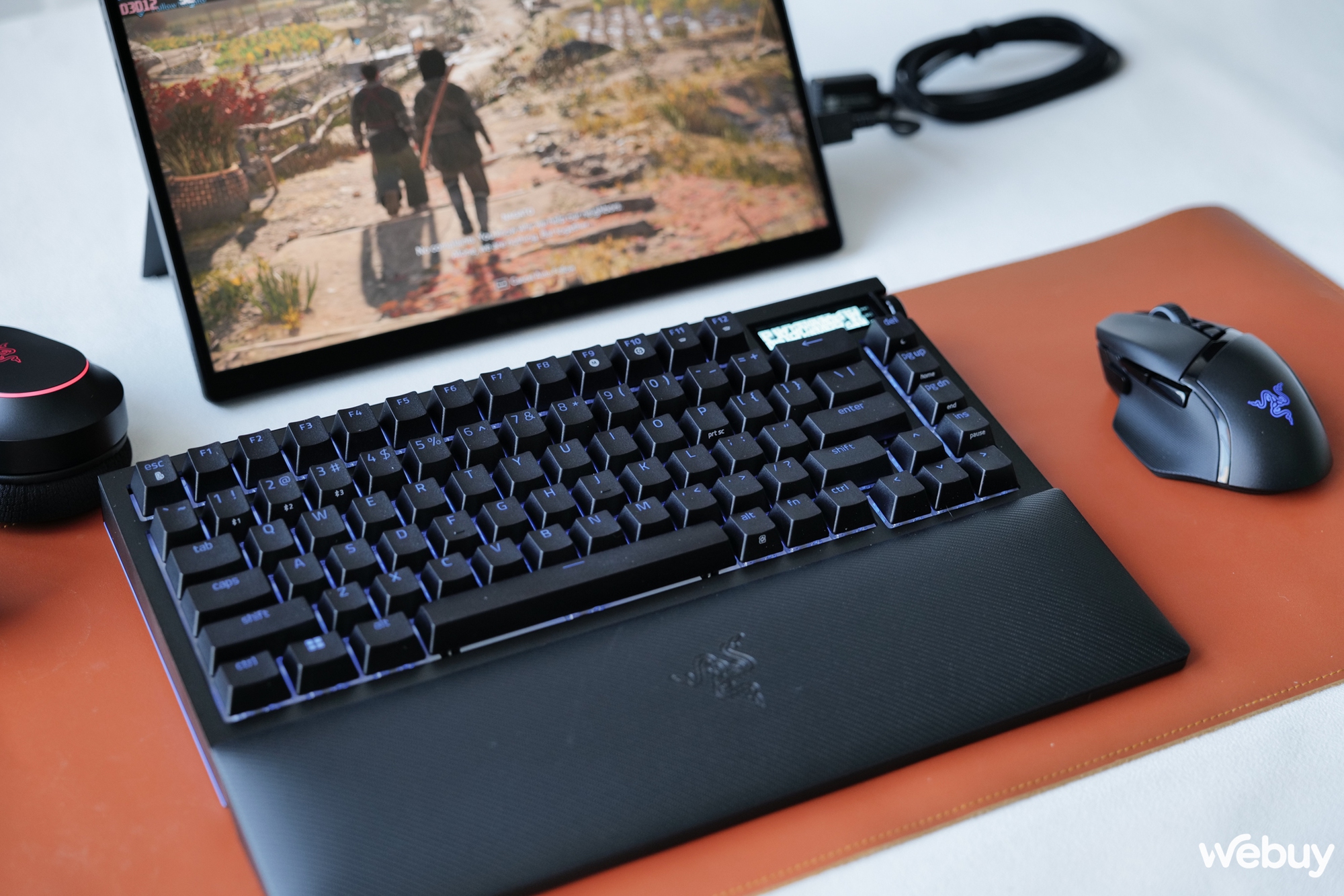 Trên tay bàn phím gaming Blackwidow V4 Pro 75%: Khi Razer 'tất tay' với vỏ nhôm, màn hình OLED và switch 'nhà làm'- Ảnh 1.