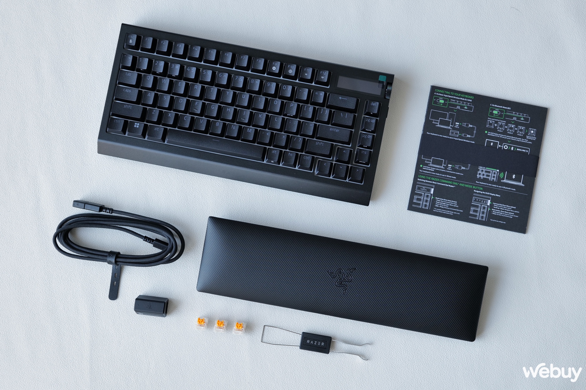 Trên tay bàn phím gaming Blackwidow V4 Pro 75%: Khi Razer 'tất tay' với vỏ nhôm, màn hình OLED và switch 'nhà làm'- Ảnh 4.