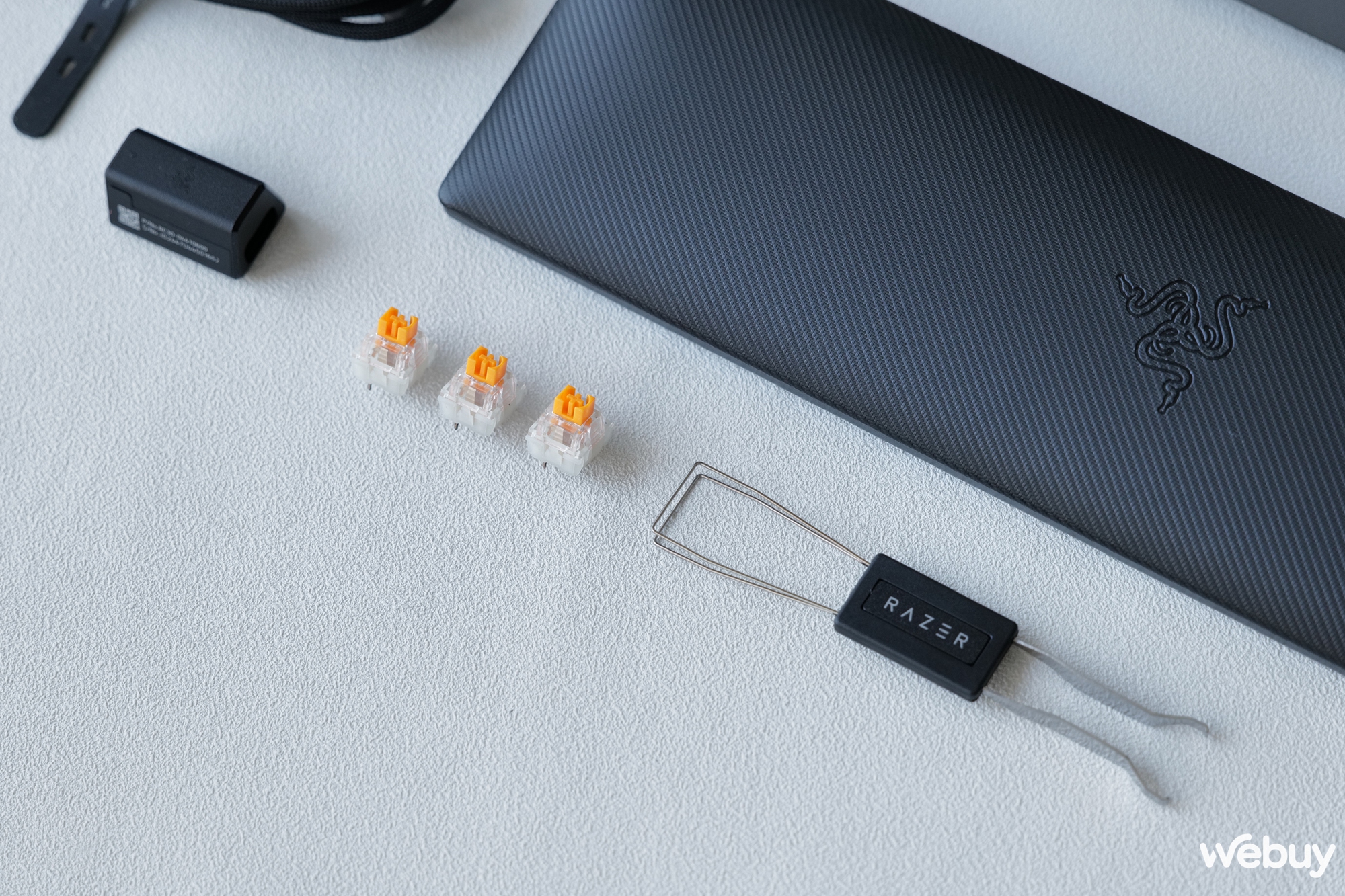 Trên tay bàn phím gaming Blackwidow V4 Pro 75%: Khi Razer 'tất tay' với vỏ nhôm, màn hình OLED và switch 'nhà làm'- Ảnh 5.