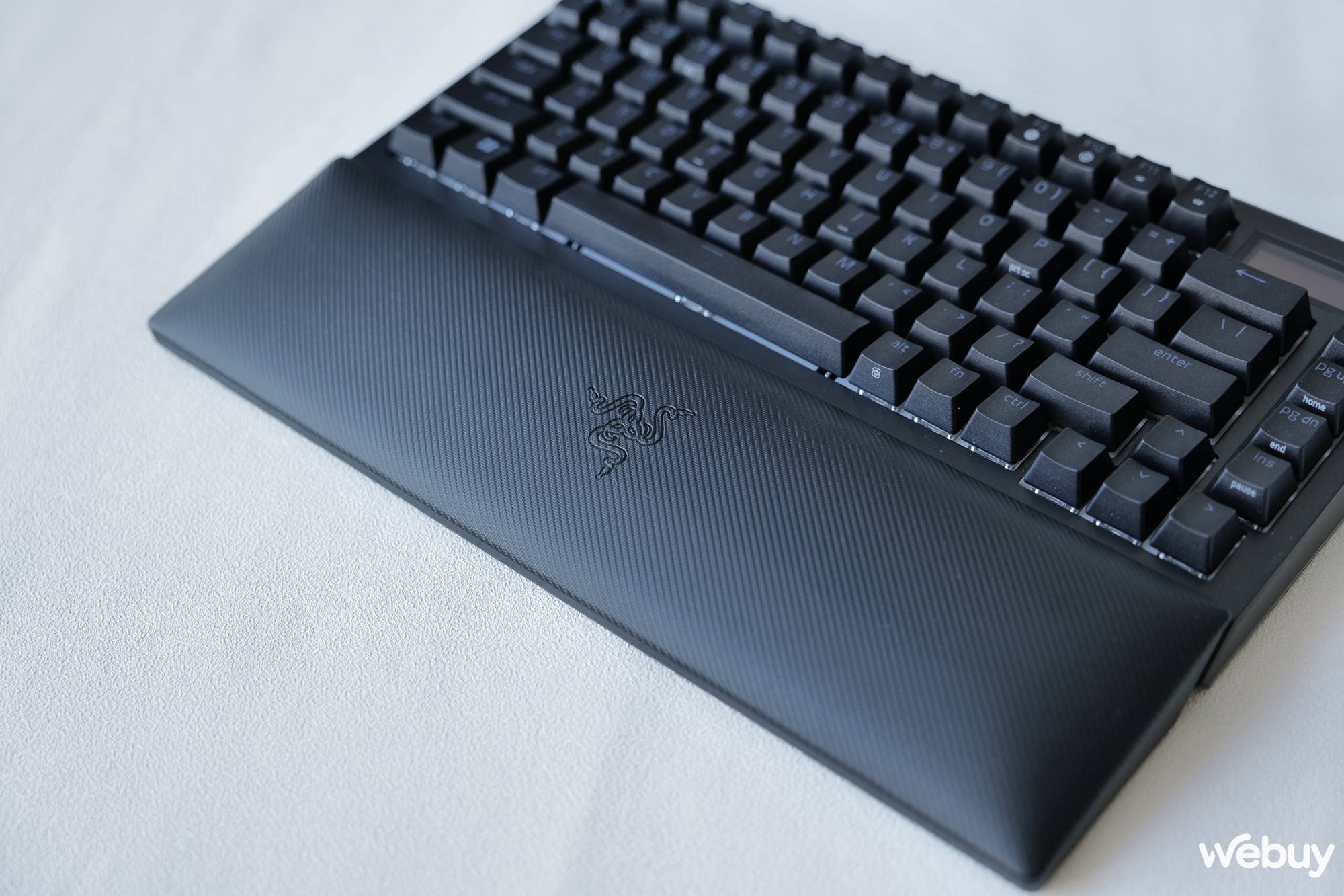 Trên tay bàn phím gaming Blackwidow V4 Pro 75%: Khi Razer 'tất tay' với vỏ nhôm, màn hình OLED và switch 'nhà làm'- Ảnh 7.