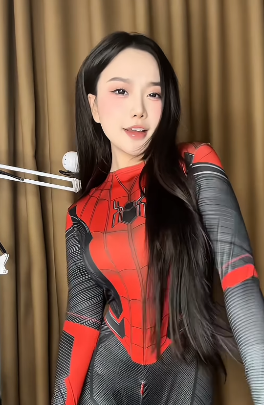 Cô gái xinh đẹp biến hình người nhện khoe vóc dáng, người xem