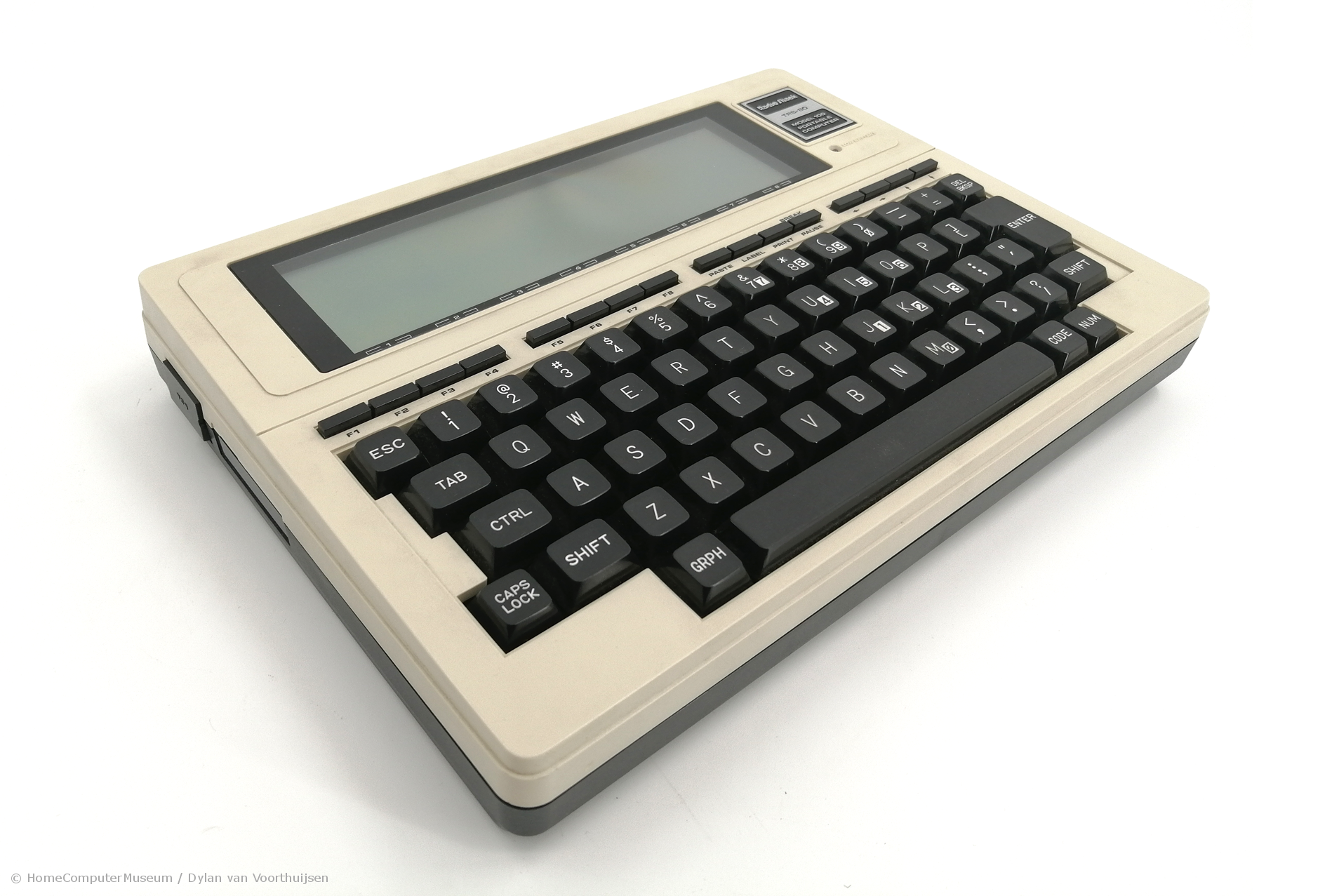 Chiếc laptop đầu tiên thế giới ra đời năm 1983, và một nhân vật rất quen từng viết phần mềm cho nó- Ảnh 1.